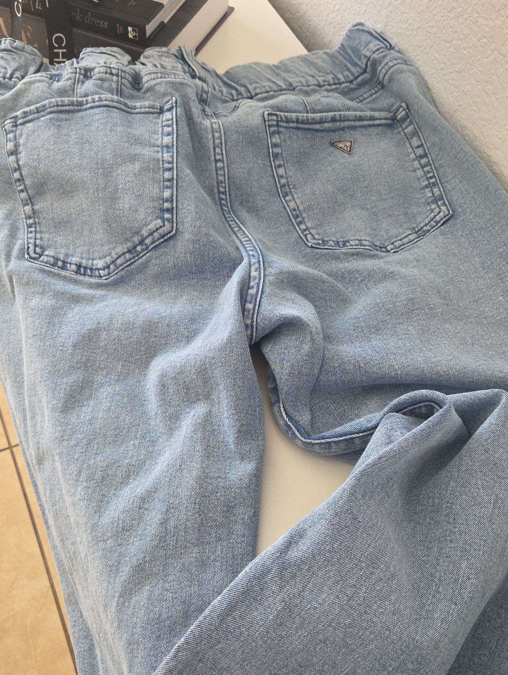 Light Wash Women’s Jeans with Back Pocket Detail